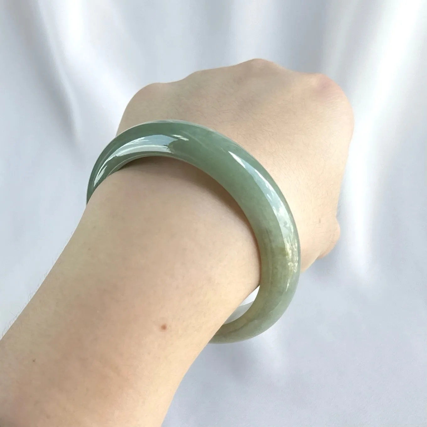 101157 57.5mm Olive Green Furong Base Jadeite Bangle